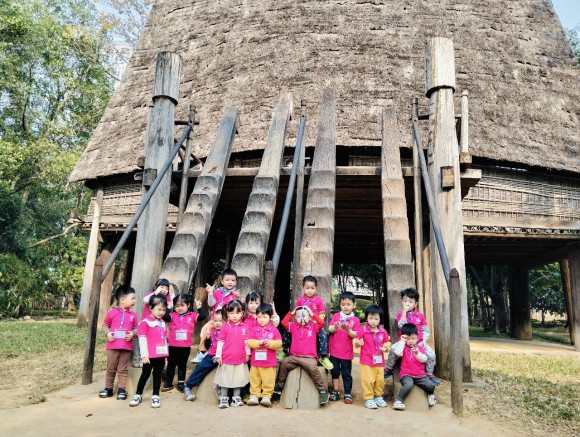 Khối Daisy đi thăm quan